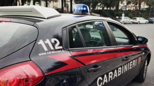 Uccide la moglie, poi chiama il 112, tragedia in famiglia: dove e cosa è successo 