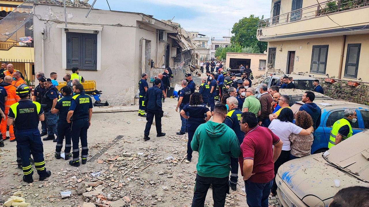 tragedia a saviano: morte la madre e due bambini nel crollo della palazzina