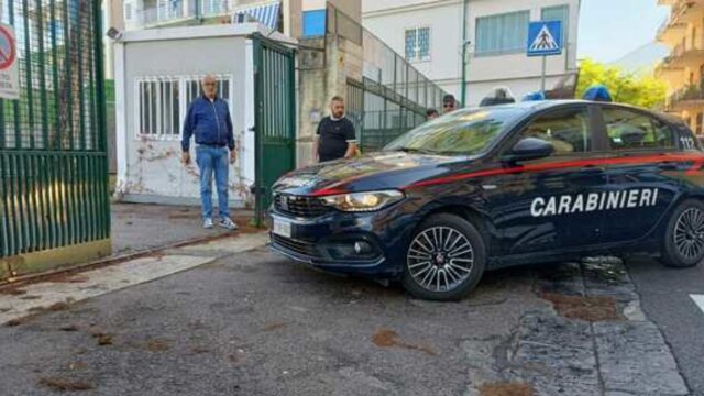 Cade da una finestra del secondo piano a scuola, la situazione è grave: dove e cosa è successo 