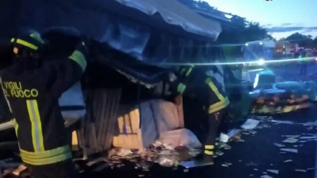 Drammatico incidente in autostrada, tir si schianta sul guard rail, traffico in tilt e soccorsi sul posto: dove e cosa è successo 