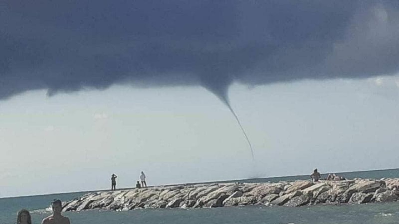 tromba marina davanti al porto di Ischia