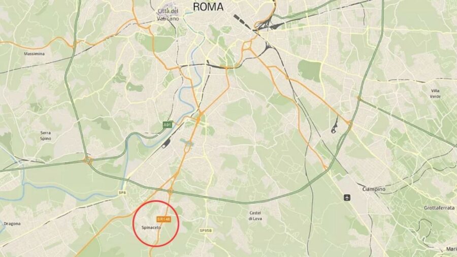 Incidente in via Pontina a Roma: auto sfonda il guardrail ed il conducente scappa