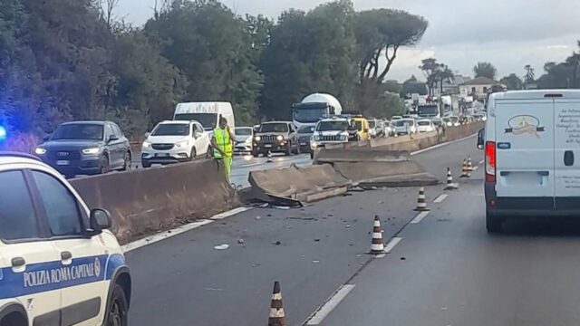 Auto sfonda il guardrail e finisce sulla corsia opposta: sparito il conducente del mezzo