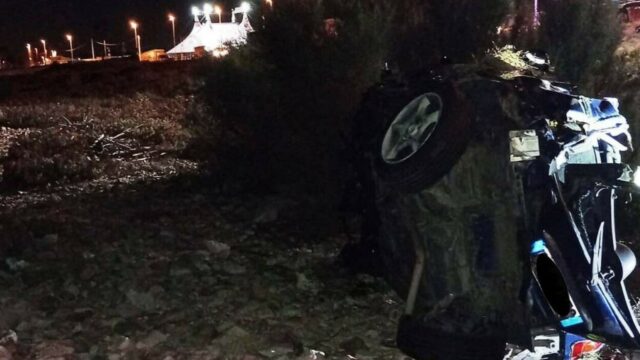 Auto con a bordo cinque amici finisce contro una scogliera: morto un 18enne, feriti i suoi coetanei