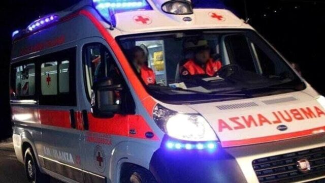 Drammatico incidente nella notte, con lo scooter finisce contro un muro: la vittima è un 27enne