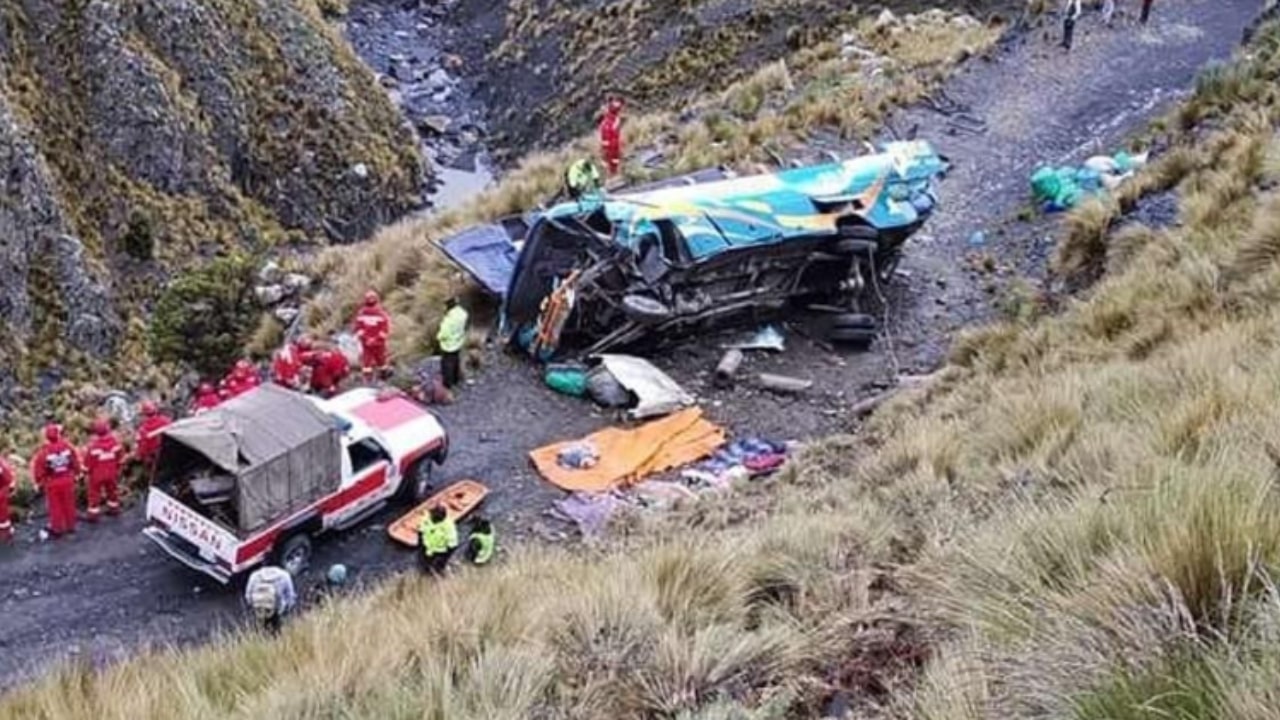 Tragedia in Bolivia: autobus cade in un burrone