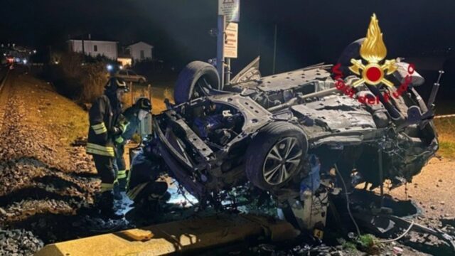 Drammatico incidente sui binari, un’auto è stata travolta da un treno. Dove e cosa è successo 