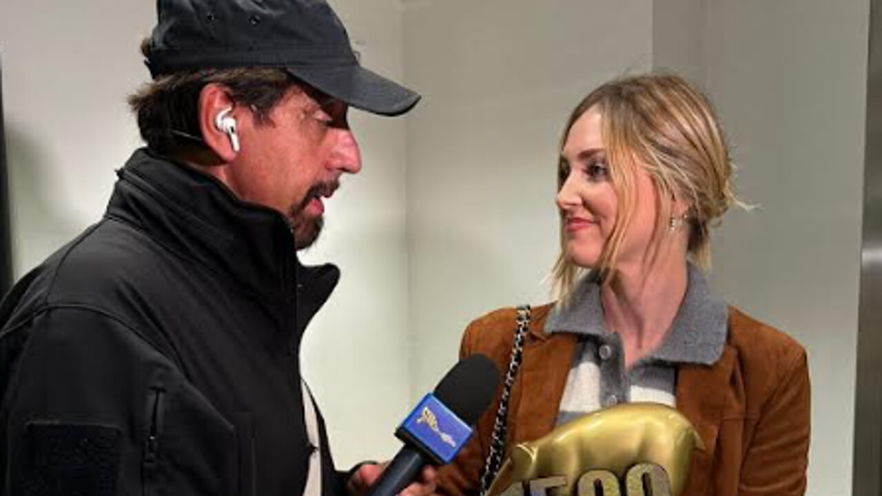 Chiara Ferragni riceve il Tapiro d’oro numero 1.500 da Valerio Staffelli a Striscia la notizia