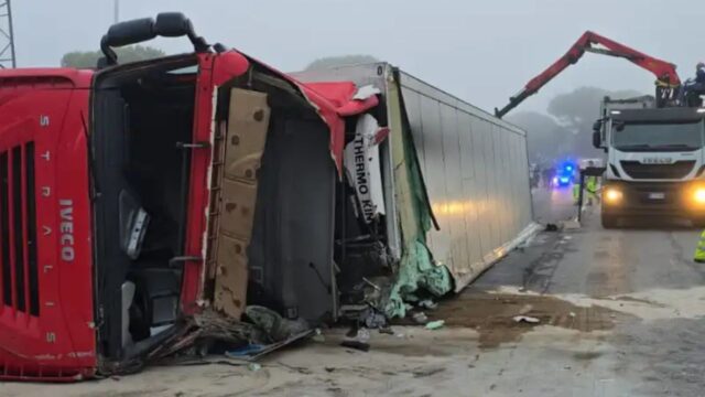 Tragico incidente sull’E45, camion con un carico di carne si ribalta: il bilancio è gravissimo