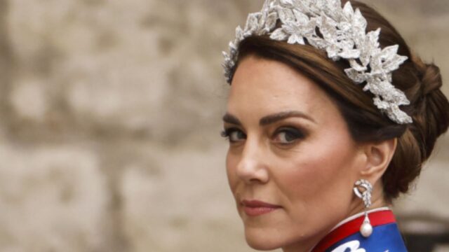 Kate Middleton torna di nuovo in pubblico dopo l’annuncio del tumore ma c’è un dettaglio che non è passato inosservato agli occhi dei più attenti