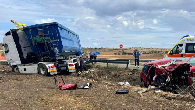 Tragico incidente tra auto e tir, una donna ha perso la vita: dove e cosa è successo 