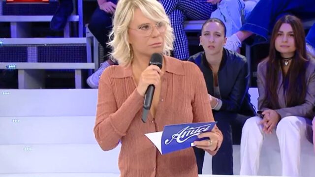 Look sbarazzino, ma audace: Maria De Filippi incanta con la camicia trasparente ad Amici. Quanto costa e di che marca è