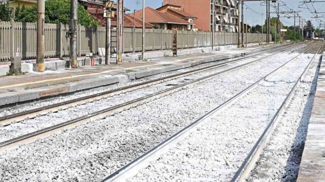 Tragedia sui binari, viene travolto da un treno, la situazione è gravissima: dove e cosa è successo 