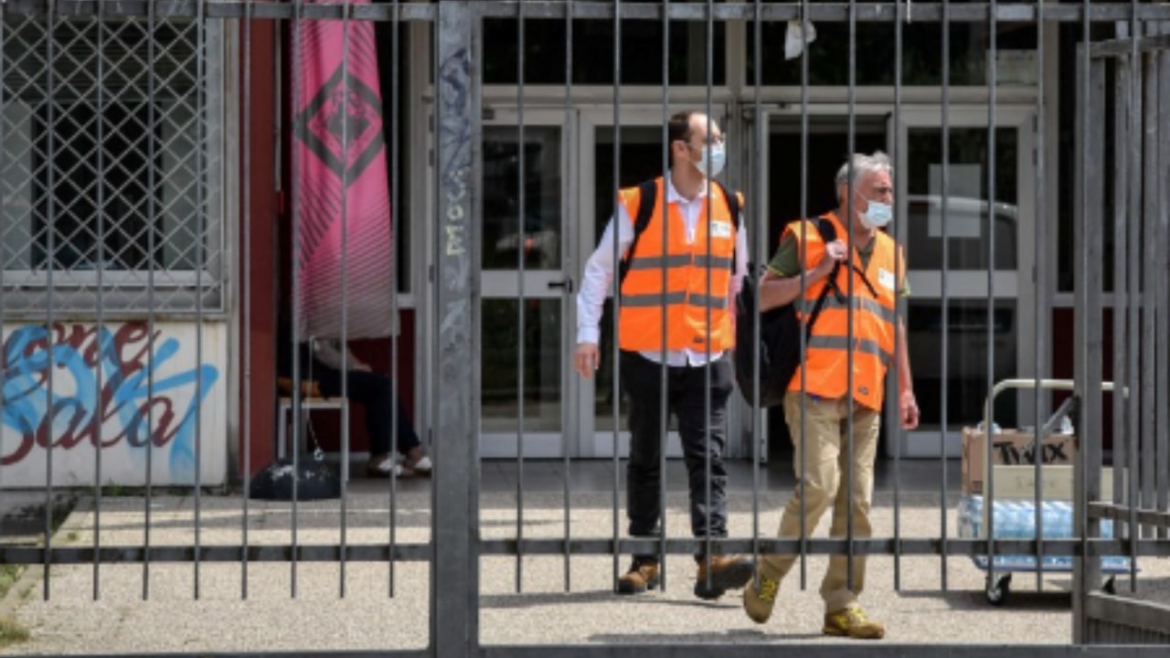 Power bank explodes in a high school in Naples