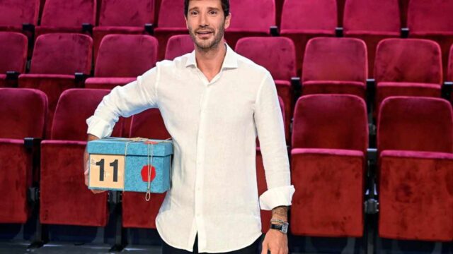 Affari Tuoi, c’è un dettaglio nascosto nel look di Stefano De Martino a cui il conduttore non rinuncia: di cosa si tratta e quanto costa 