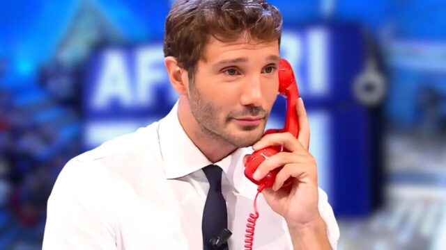 Perché Stefano de Martino indossa sempre gli stessi abiti ad Affari Tuoi: camicia bianca e cravatta nera