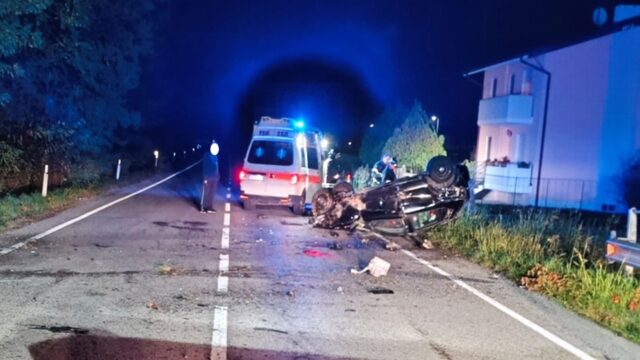 Drammatico incidente stradale, auto impatta contro un muro: era giovanissimo