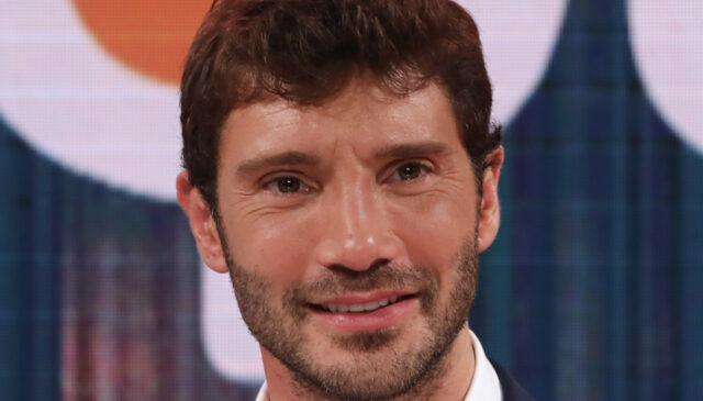 Stefano De Martino e il trionfo di Affari tuoi: la risposta alle polemiche di Striscia la notizia