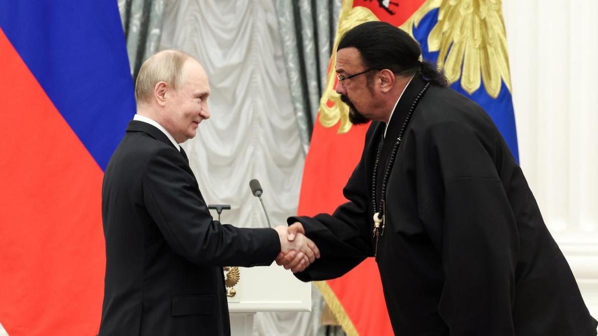 Steven Seagal giura fedeltà a Putin: la sua disponibilità a combattere in Ucraina suscita reazioni