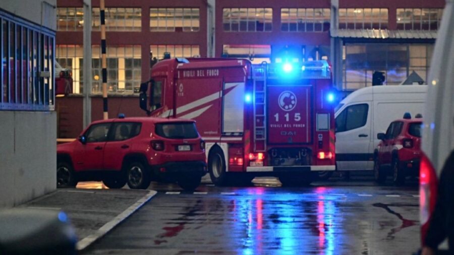 I Vigili del Fuoco sulla zona del crollo alla Toyota di Bologna