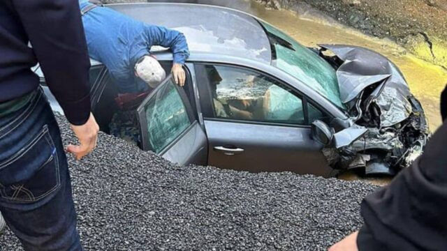 Auto inghiottita da una voragine, la situazione è seria. Dove e cosa è successo