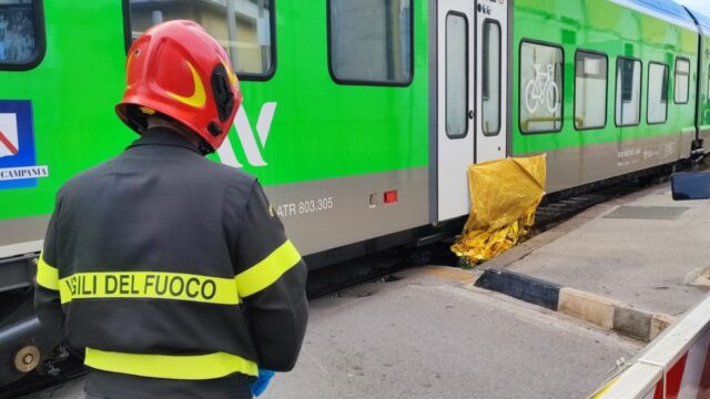 Tragedia sui binari, uomo travolto da un treno, l’epilogo è tragico. Dove e cosa è successo 