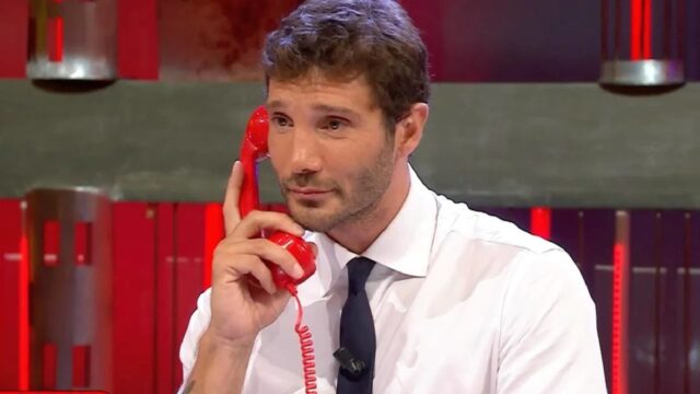 “Cosa ci diciamo davvero al telefono” svelate le conversazioni tra Stefano De Martino e il Dottore di Affari tuoi