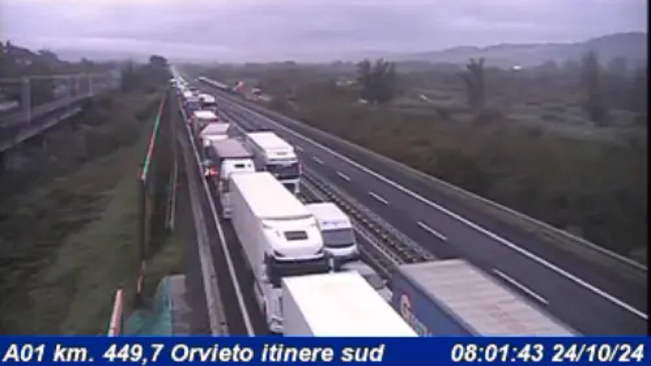 Lunga coda di traffico