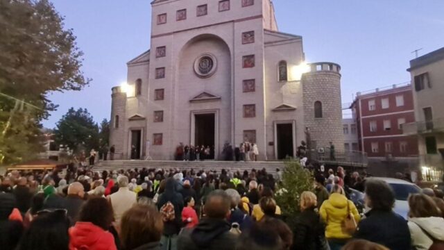 Dolore e rabbia ai funerali delle vittime della strage di Nuoro, per l’autore della strage è prevista una cerimonia diversa