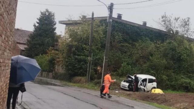 Gravissimo incidente stradale per una 42enne, Gaia Gandolfi è finita con la sua auto contro un palo ed è morta sul colpo