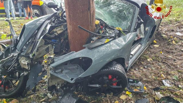 Incidente drammatico: Porsche si schianta contro un albero, a bordo un giovane