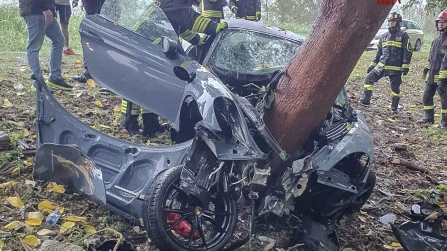 Porche contro un albero