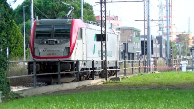 Bimba di 12 anni investita da un treno, il macchinista del mezzo rompe il silenzio dopo la tragedia: le sue parole 