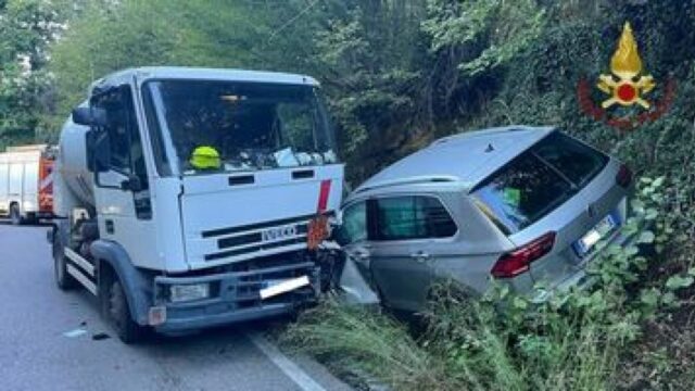 Incidente stradale, coinvolta un’autocisterna carica di GPL: una donna in gravi condizioni