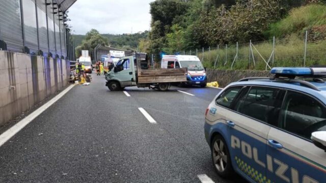 Grave incidente in autostrada, furgone si schianta contro un muro: il bilancio è drammatico