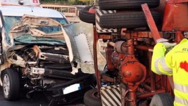 Tragico incidente in autostrada, muore dopo essere stato travolto da un camion, aveva solo 20 anni, feriti i genitori. Dove e cosa è successo