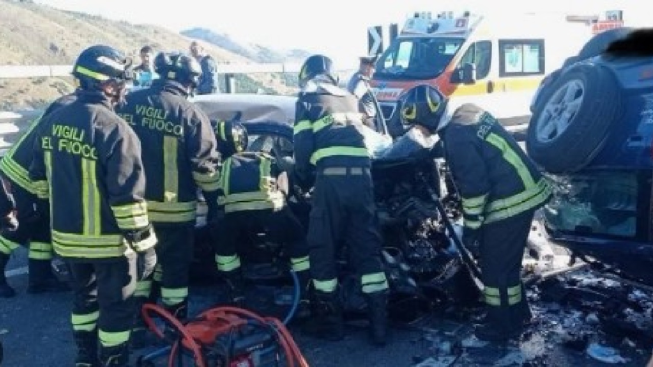 arrivo sul luogo dell'incidente dei vigili del fuoco