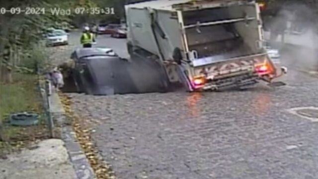 Esce dalla macchina per accompagnare il bimbo a scuola e vede sprofondare l’auto in una voragine con a bordo il piccolo. Dove e cos’è successo