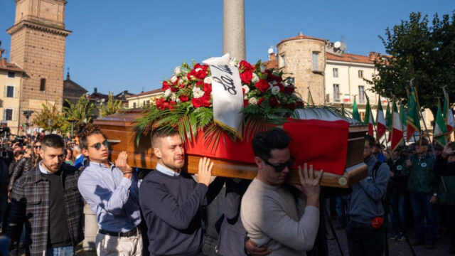 “Siamo stati fortunati ad esserti stati genitori” Lacrime e commozione al funerale di Matilde: le parole della mamma spezzano il cuore