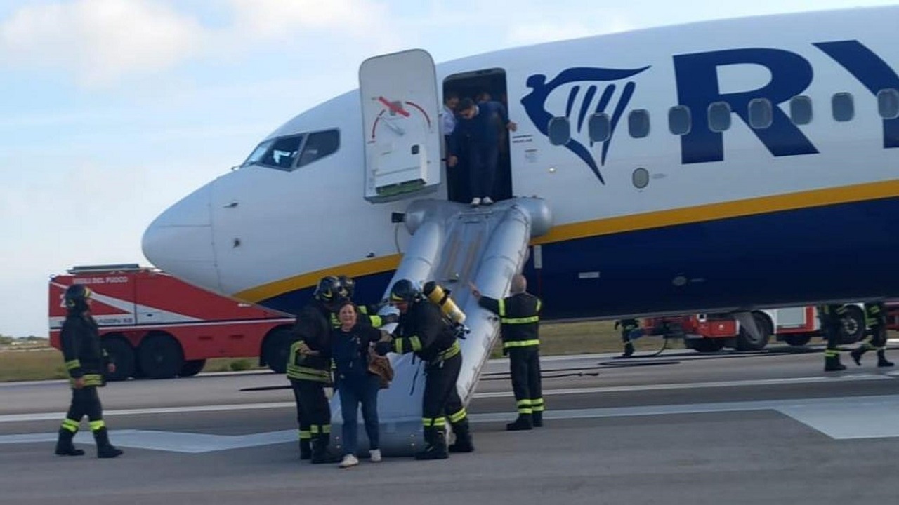 passeggeri evacuati tramite scivoli