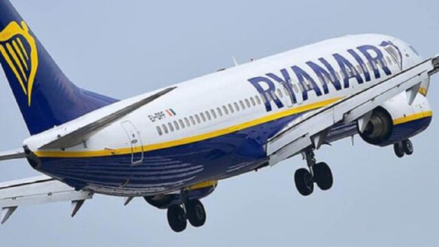 Paura a bordo di un volo italiano Ryanair, scoppia l’incendio: i passeggeri scendono dagli scivoli. Dove e cos’è successo