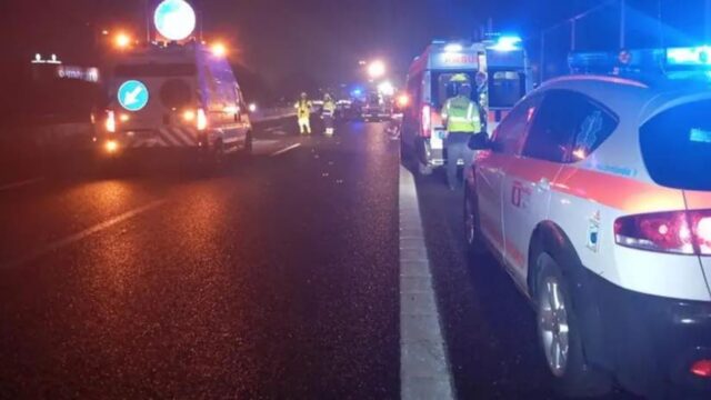 Scende dalla macchina dopo un incidente in autostrada, ma viene travolta da due veicoli: la vittima è una ragazza di 24 anni