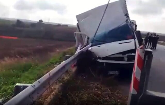 Incidente spaventoso sulla statale: un autocarro si schianta sul guardrail, il bilancio è drammatico per due giovanissimi