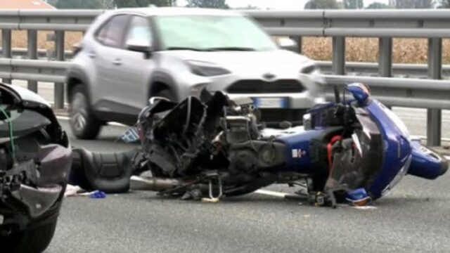 Incidente mortale in autostrada: suv tampona una moto su cui viaggiavano due turisti. Il bilancio è drammatico