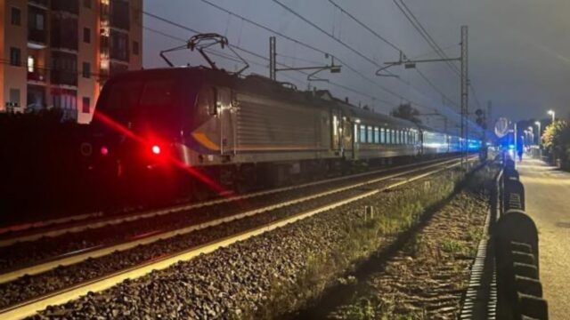 Tragedia a Civitavecchia, 17enne travolta da un treno mentre attraversava sui binari