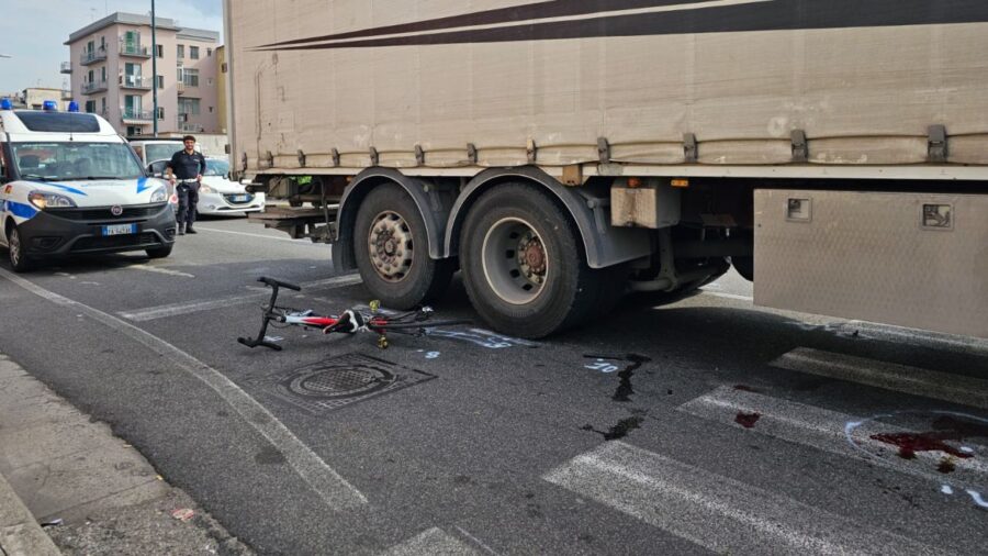 via argine incidente tra camion e bicicletta