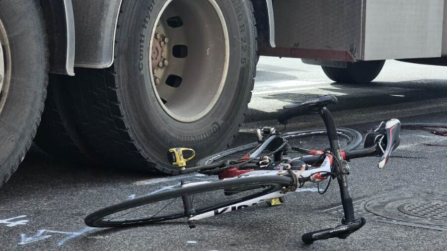 via argine incidente tra camion e bicicletta