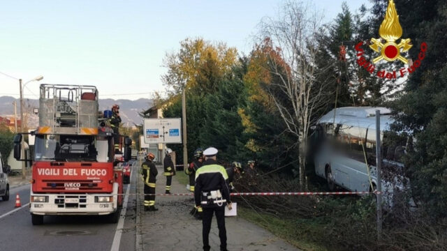 Autobus perde il controllo e termina nel giardino di un condominio: il bilancio è drammatico