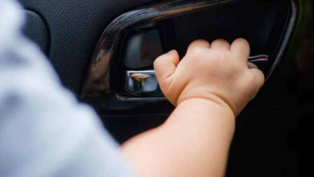 Va a lavoro e dimentica la figlia in auto, la piccola di 2 anni non ce l’ha fatta. Dove e cosa è successo 