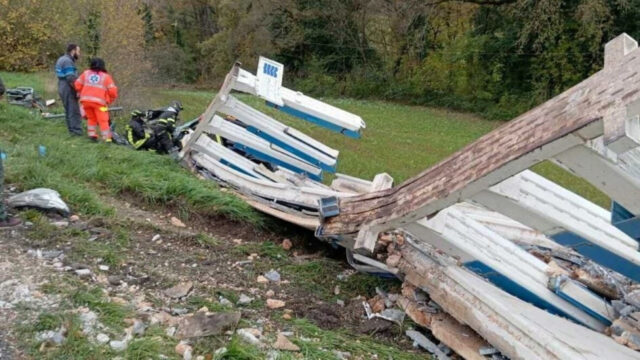 Lastre di cemento cadono da un camion e schiacciano un auto a bordo una famiglia in gravi condizioni. Dove e cos’è successo